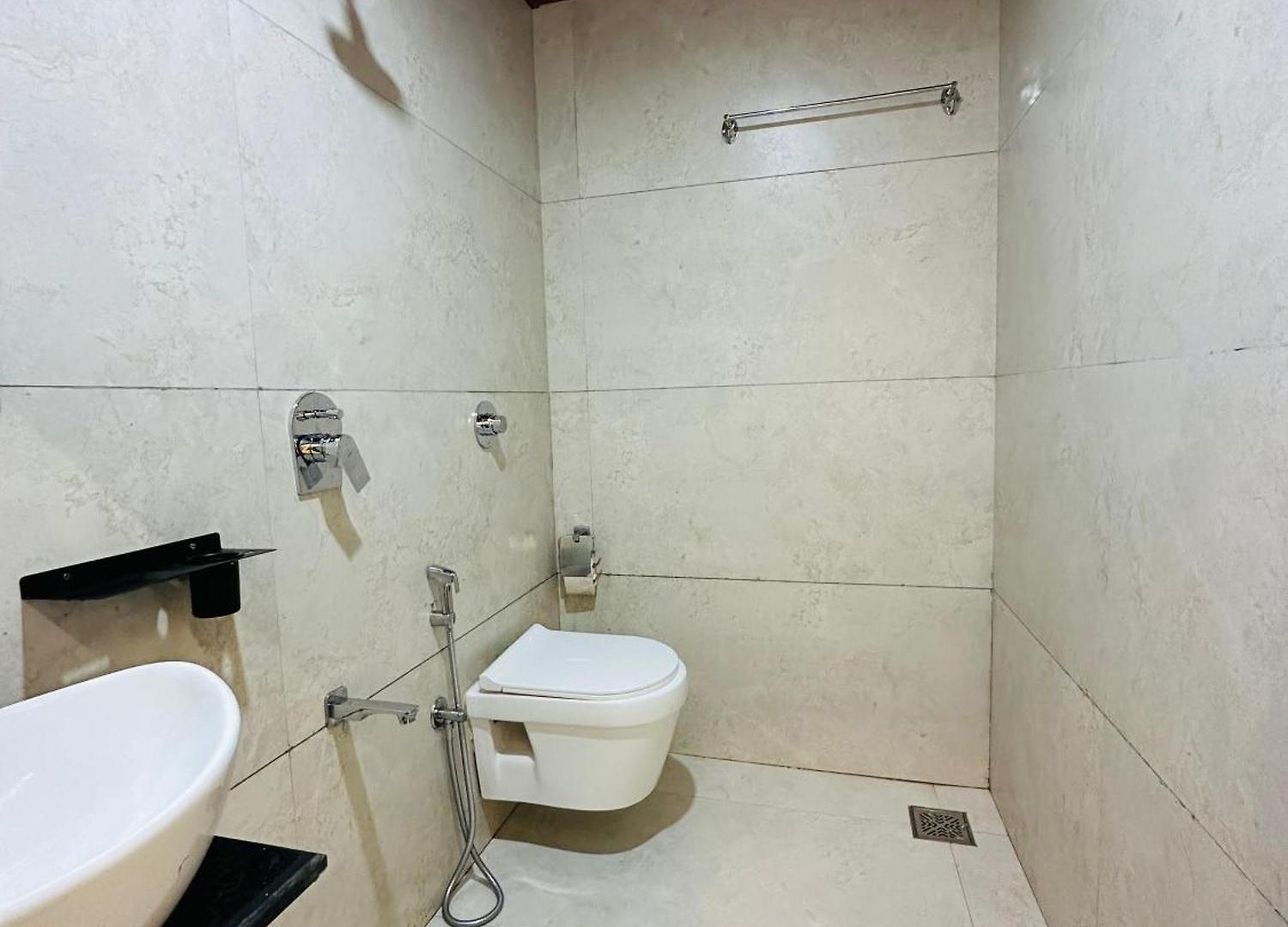 Breeze Bay Bkc - Near Us Embassy 3*