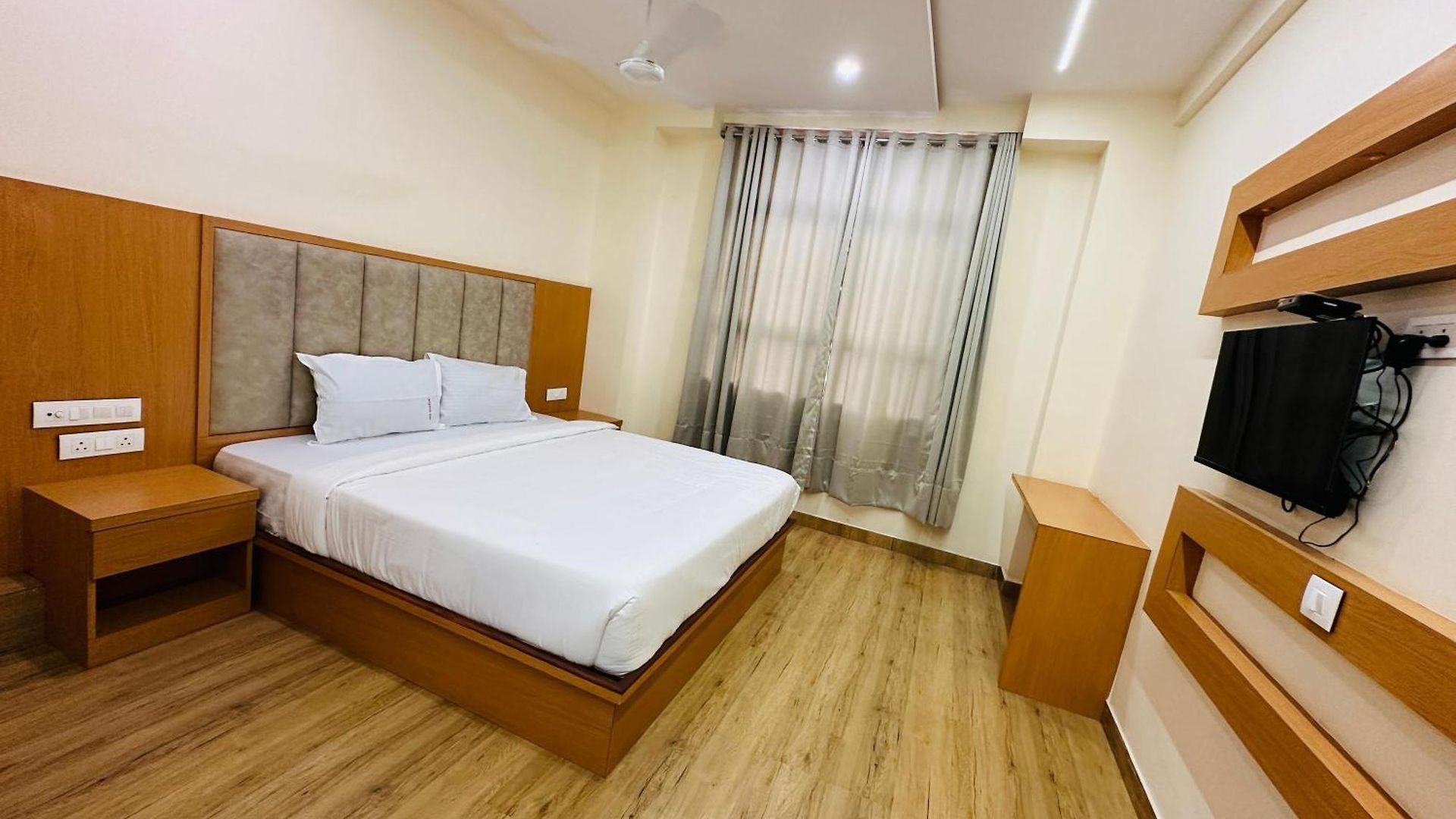 Hotel Breeze Bay Bkc - Near Us Embassy