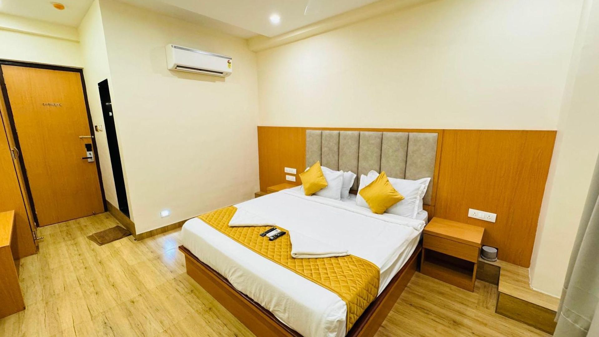 Breeze Bay Bkc - Near Us Embassy Hotel