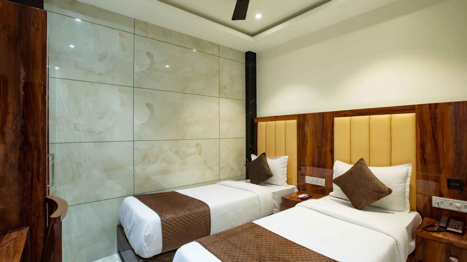 Brown Luxury Near Us Consulate Bkc Mumbai
