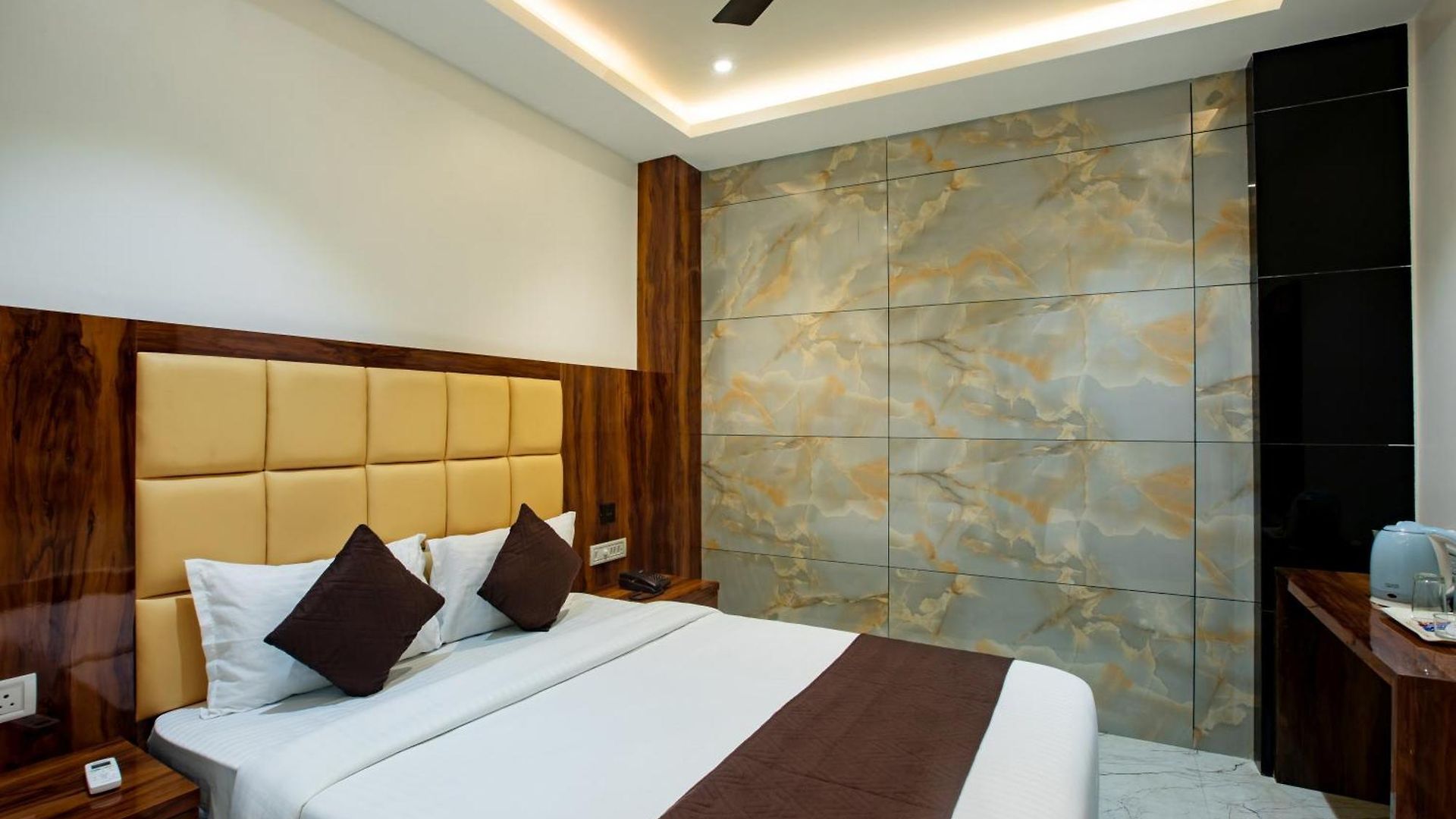 Hotel Brown Luxury Near Us Consulate Bkc 3*