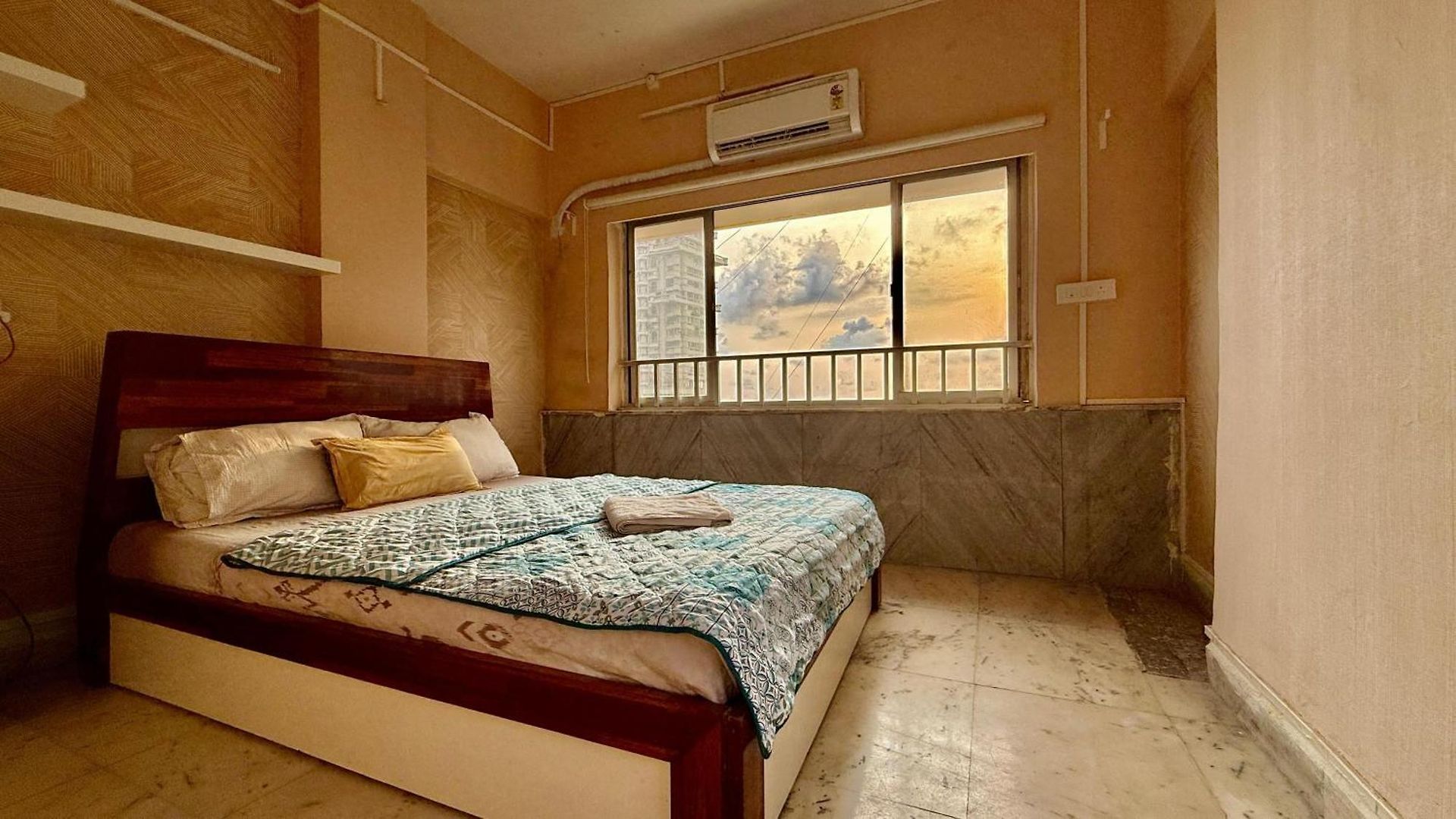 Hotel Ocean View Near Mannat & Bandstand