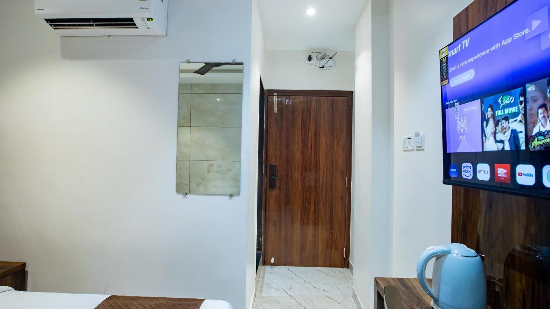 Brown Luxury Near Us Consulate Bkc Hotel 3*
