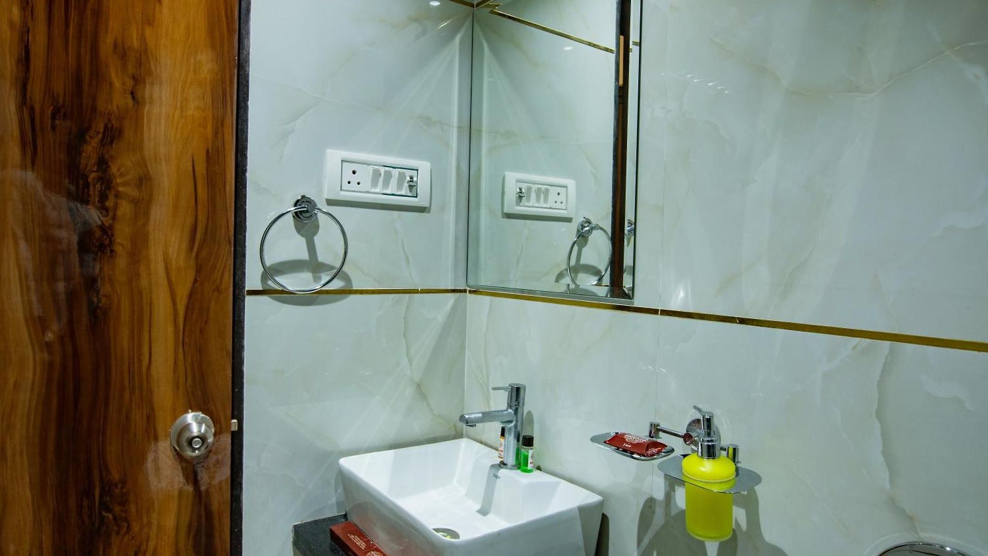 Brown Luxury Near Us Consulate Bkc 3* Mumbai