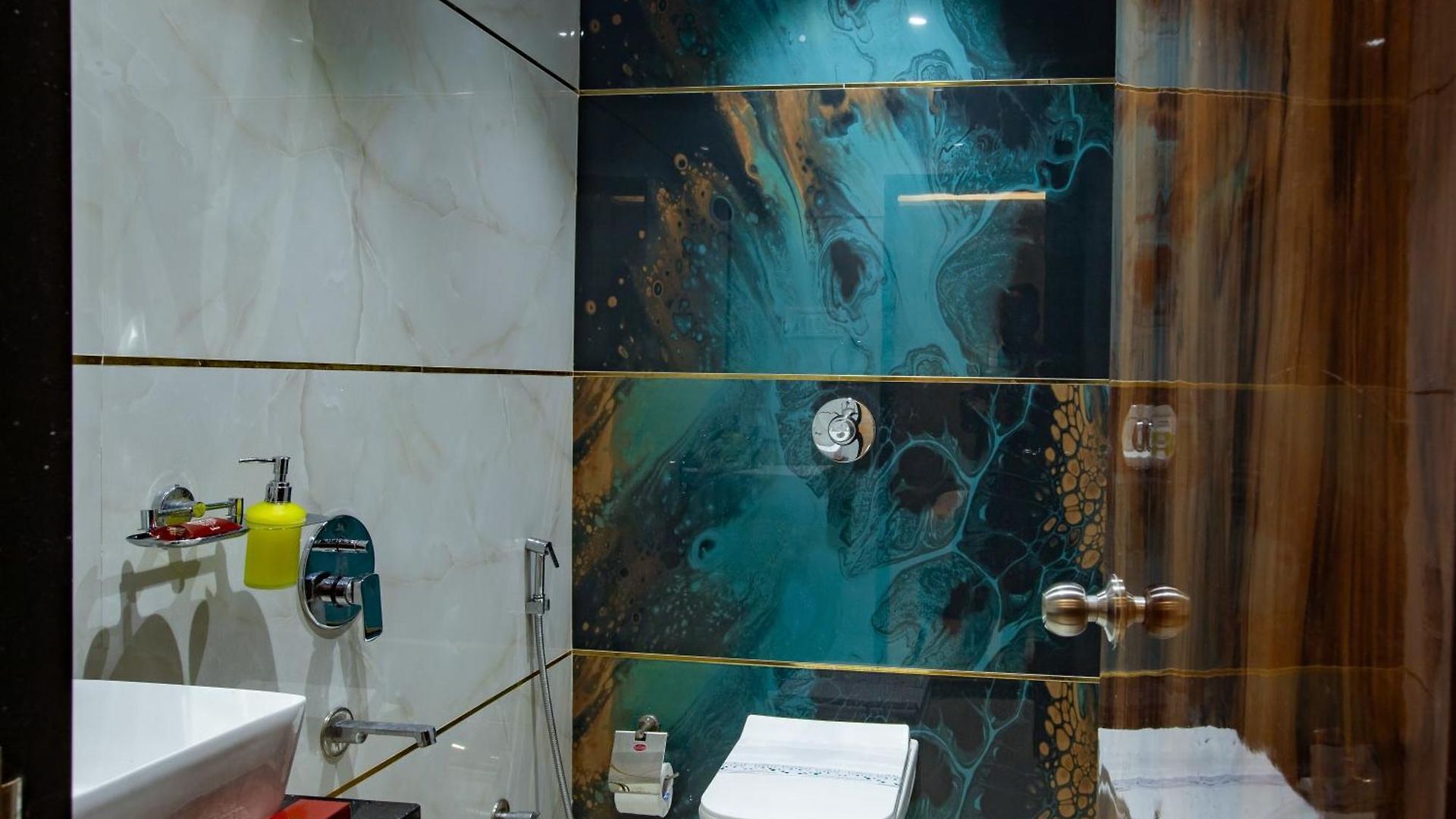 Hotel Brown Luxury Near Us Consulate Bkc