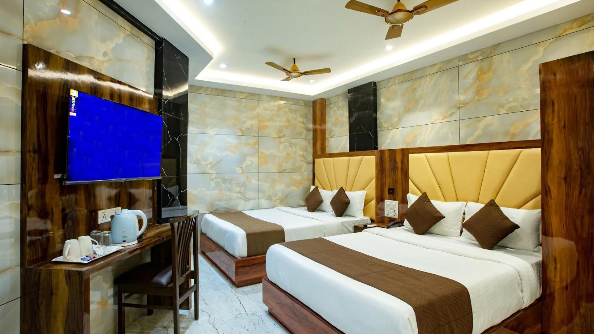 Brown Luxury Near Us Consulate Bkc Hotel 3*