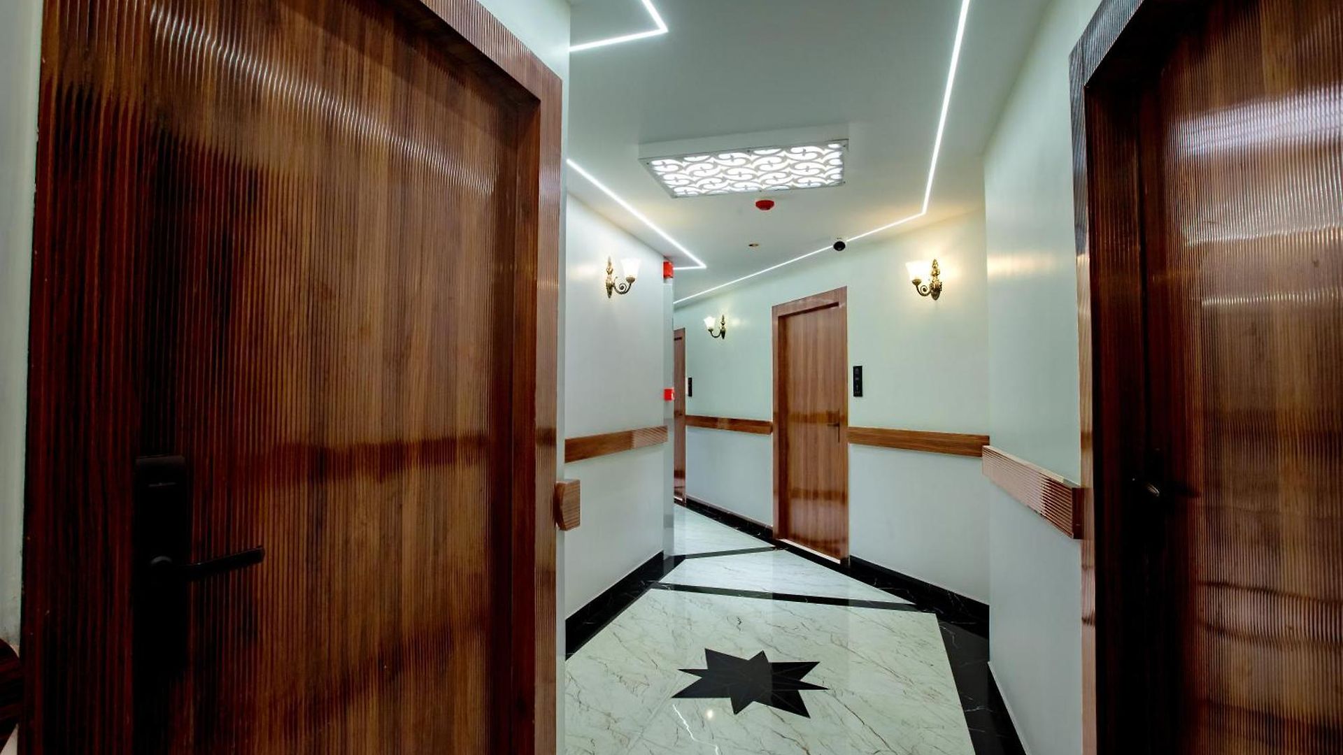 Brown Luxury Near Us Consulate Bkc Hotel 3*
