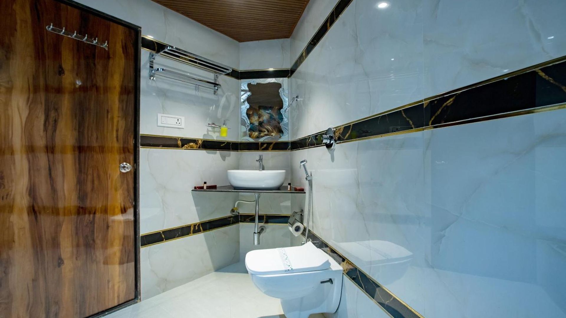 Hotel Brown Luxury Near Us Consulate Bkc Mumbai