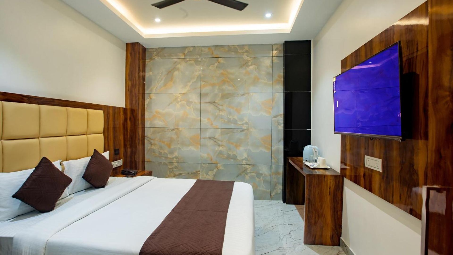 Brown Luxury Near Us Consulate Bkc 3* Mumbai