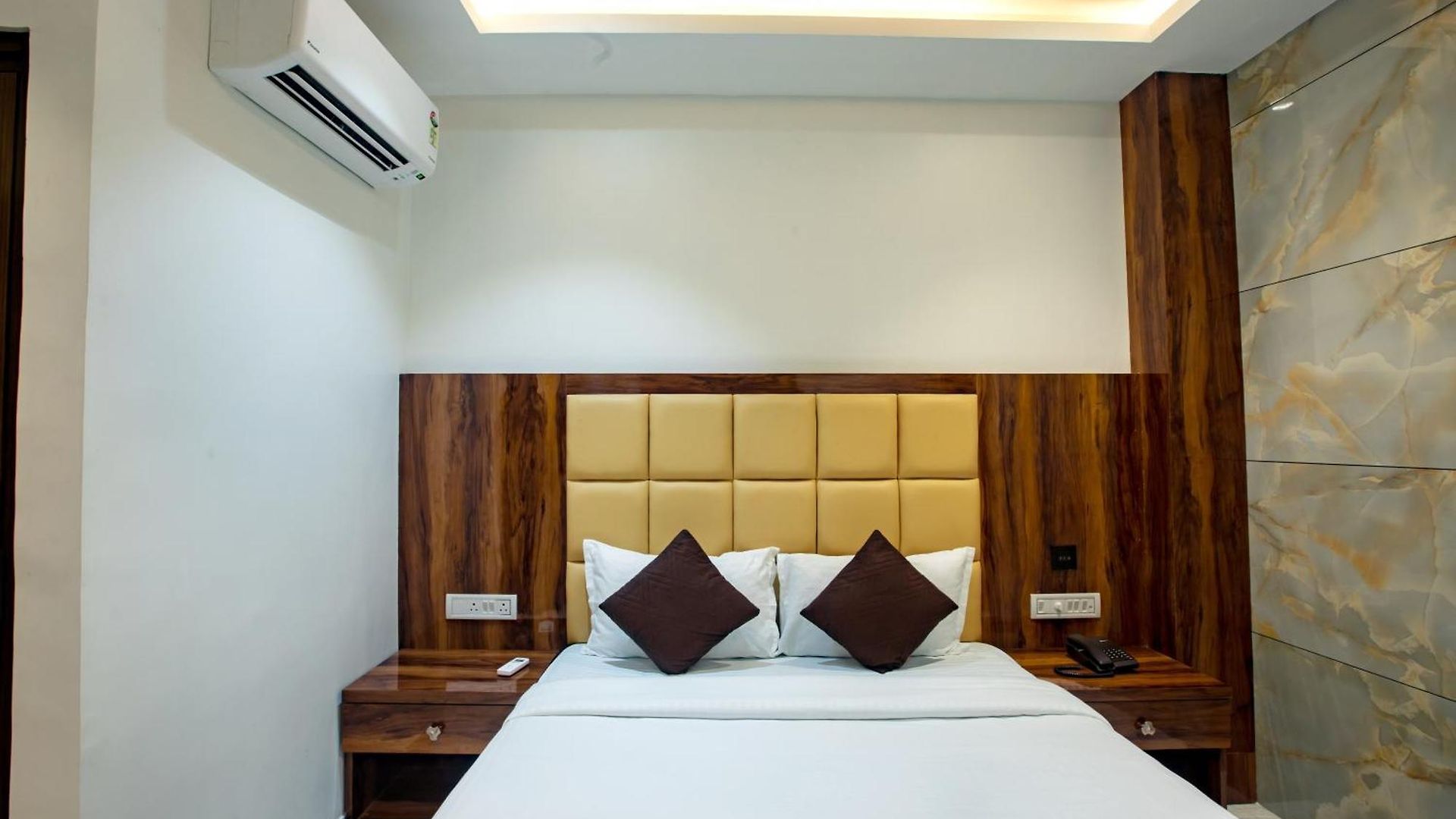 Brown Luxury Near Us Consulate Bkc Mumbai