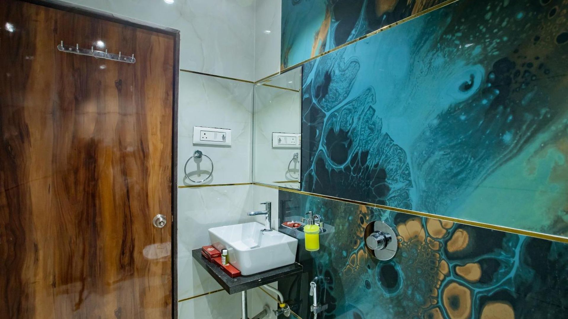 Brown Luxury Near Us Consulate Bkc Hotel 3*