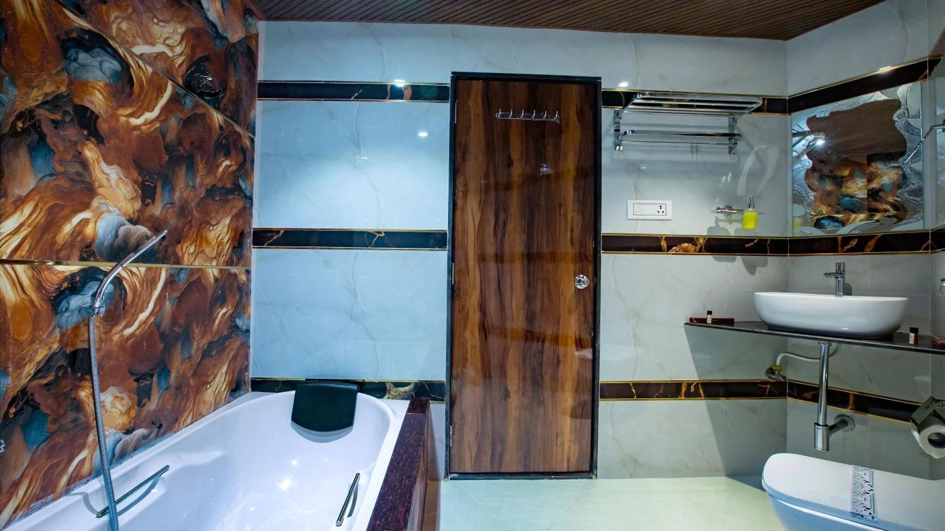 Brown Luxury Near Us Consulate Bkc Hotel 3*
