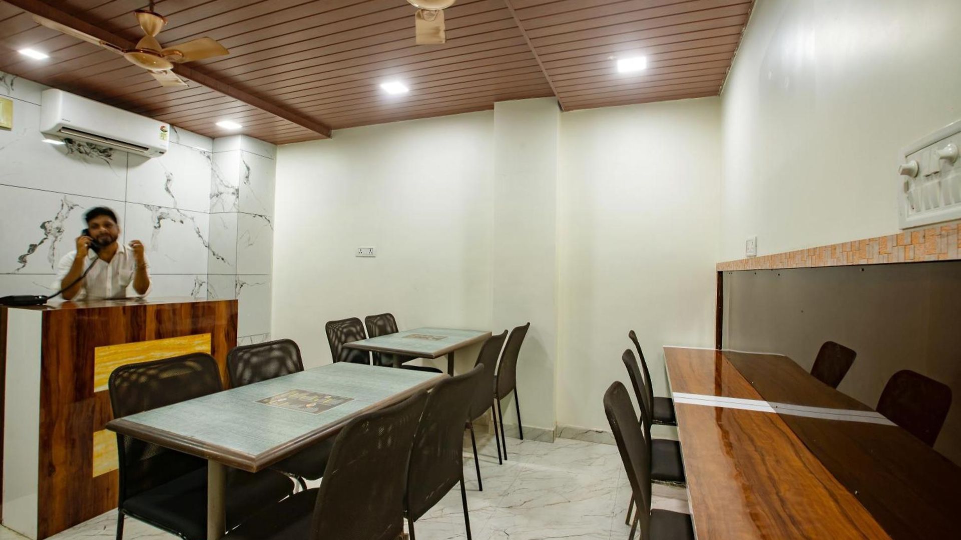 Brown Luxury Near Us Consulate Bkc Hotel 3*