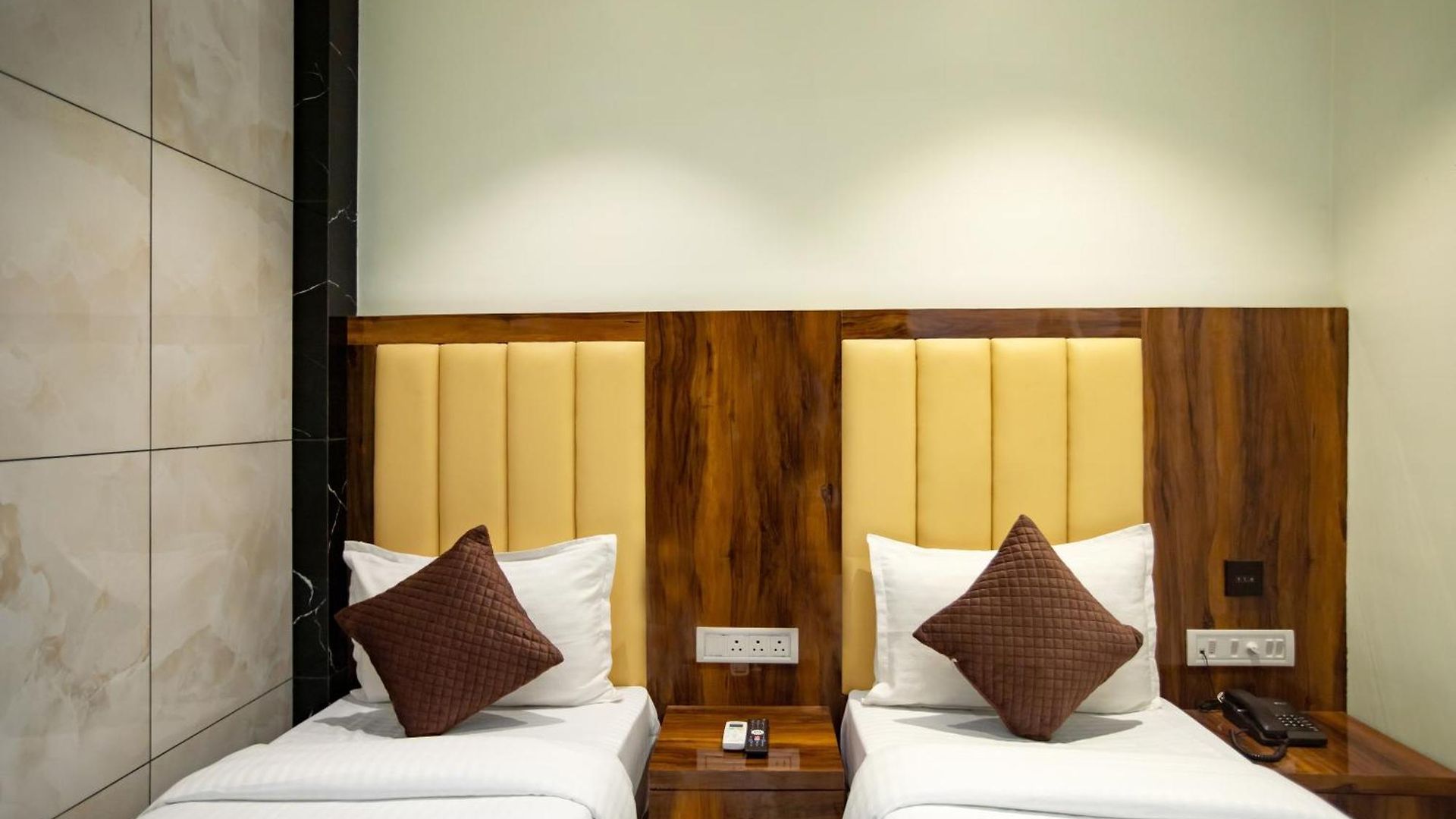Hotel Brown Luxury Near Us Consulate Bkc Mumbai