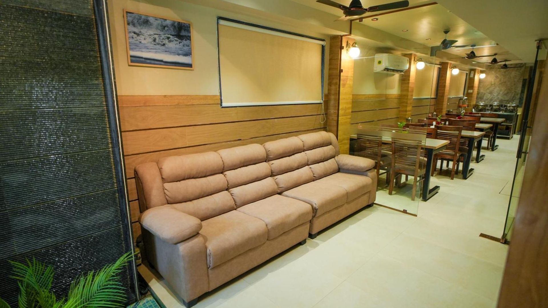 Royal Near Kokilaben Hospital Hotel 3*