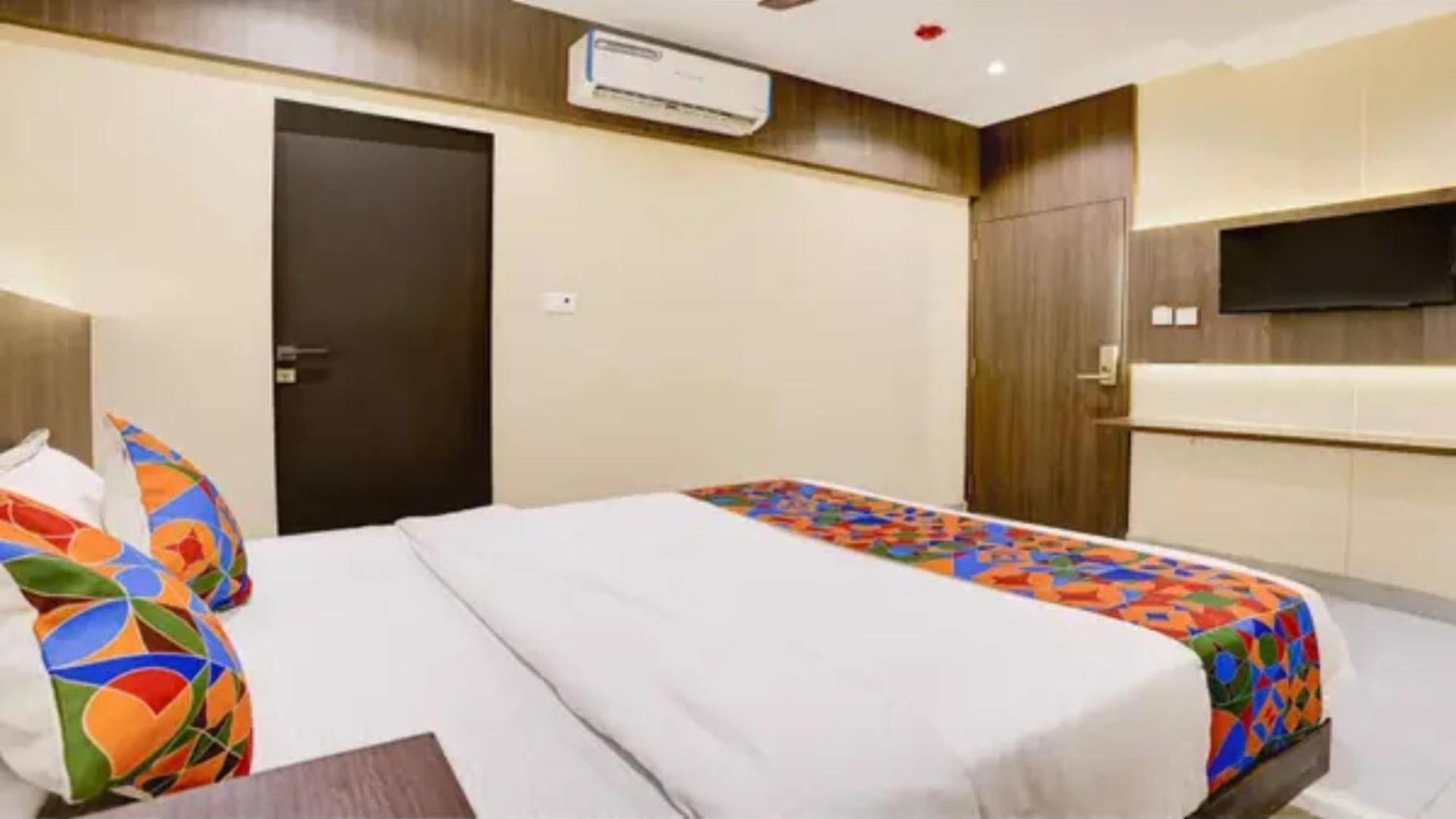 Hotel Fabhotel Casa Royal Residency