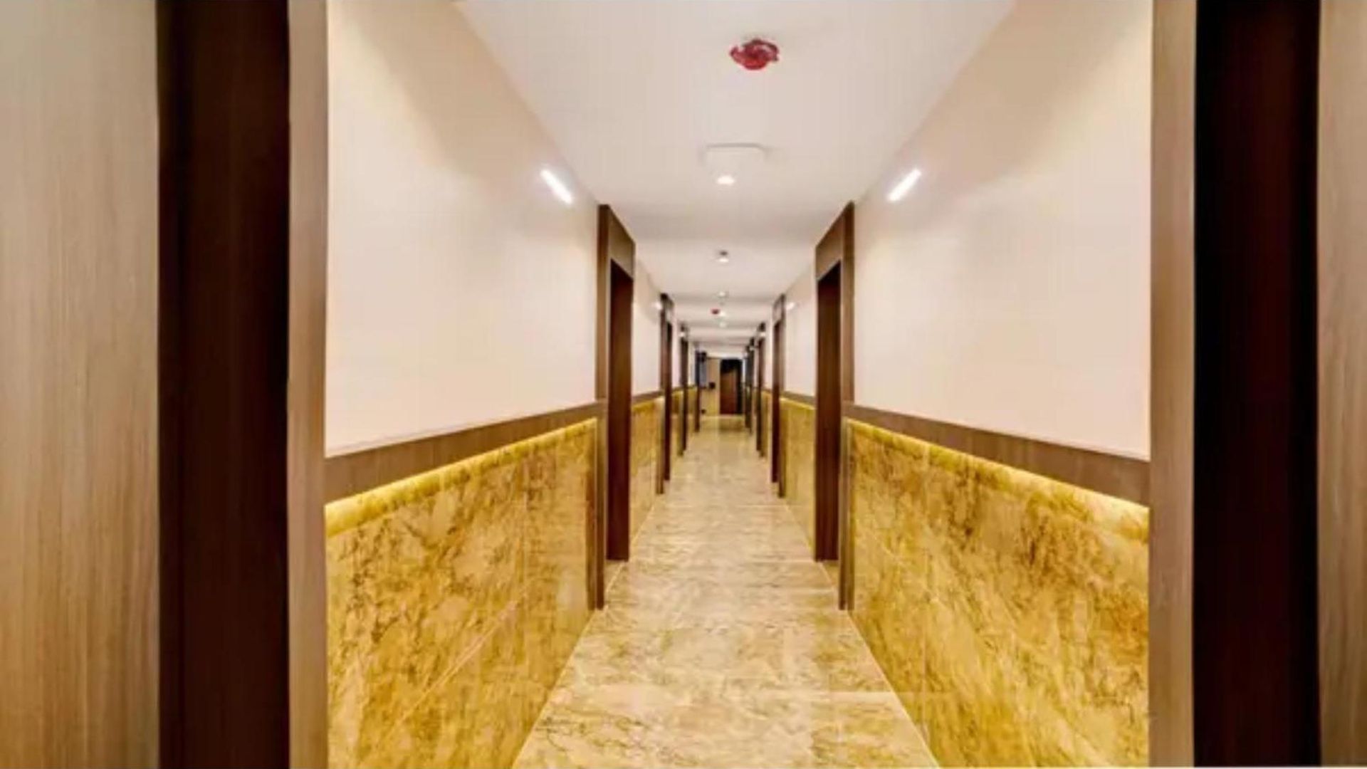 Hotel Fabhotel Casa Royal Residency