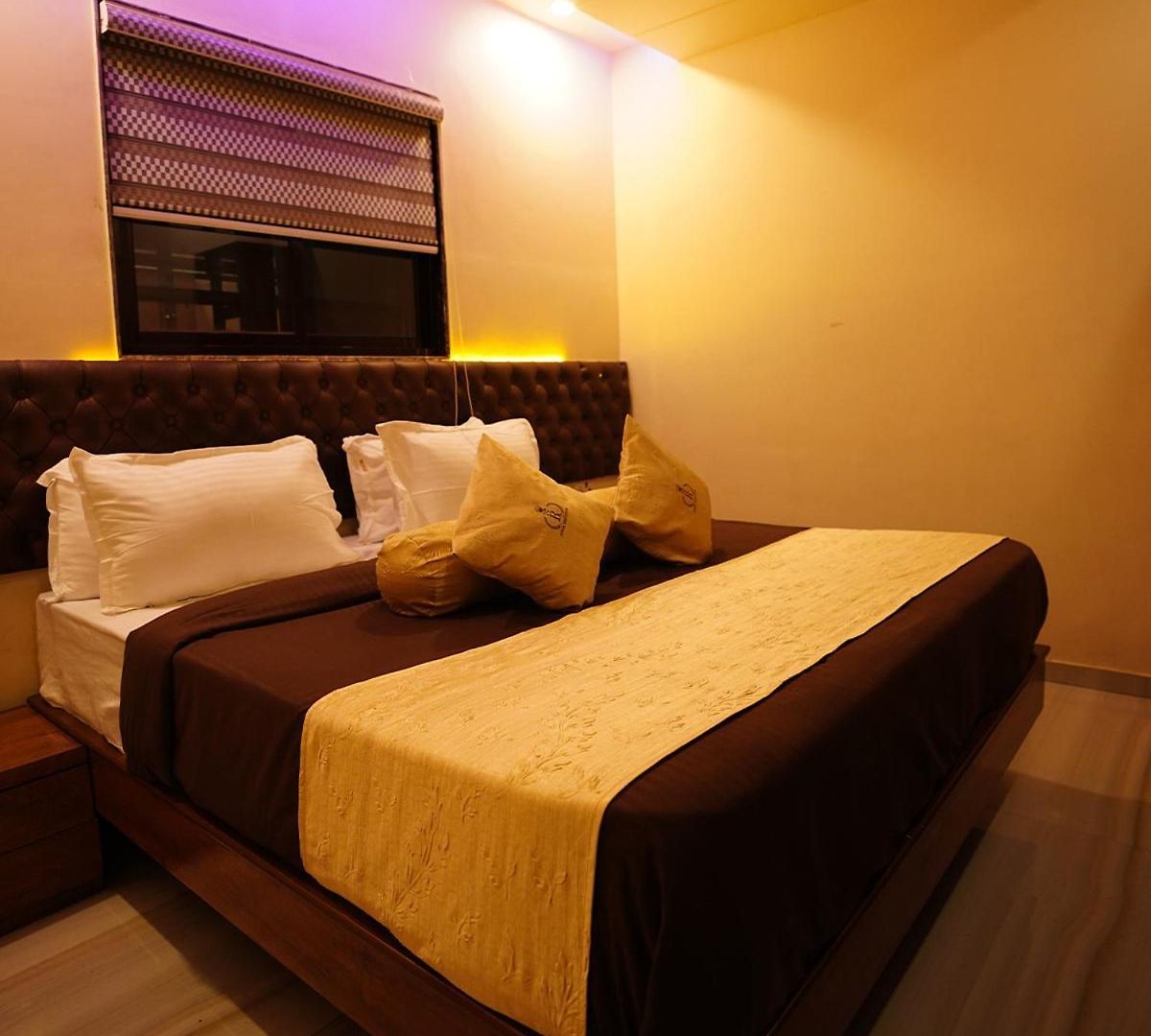 Royce By Glitz-nxt To Visa Consulate & Kurla Station Hotel *