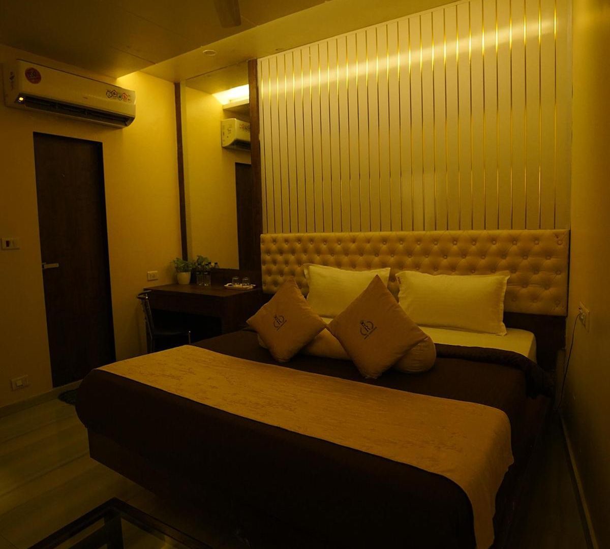 Royce By Glitz-nxt To Visa Consulate & Kurla Station Mumbai