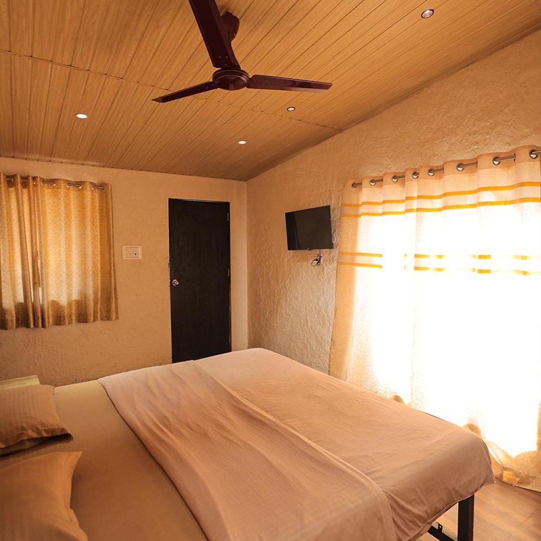 Dinus Shore And Sea * Mumbai