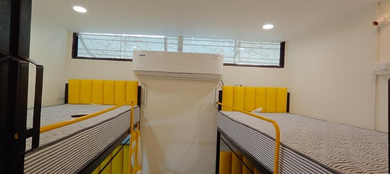 Zest 1059 - Santacuz Metro Station B1 Exit Hostel