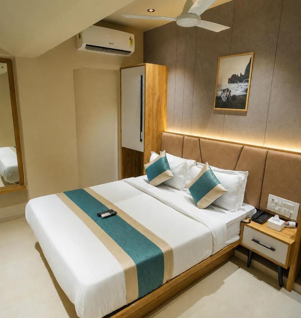 Royal Near Kokilaben Hospital Hotel 3*