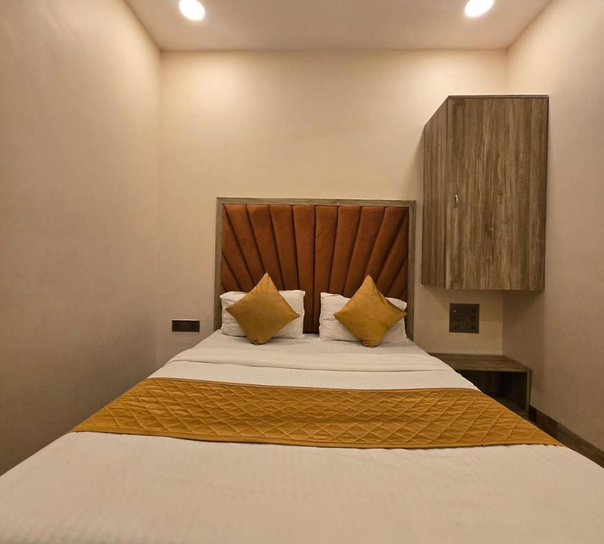 Royce Bkc - Near Jio Convention Centre And Us Consulate 3*