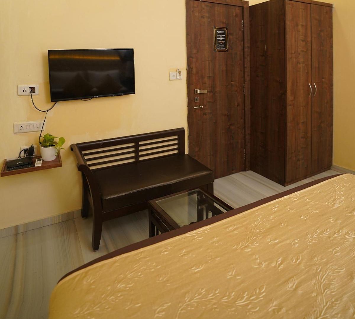 Royce By Glitz-nxt To Visa Consulate & Kurla Station