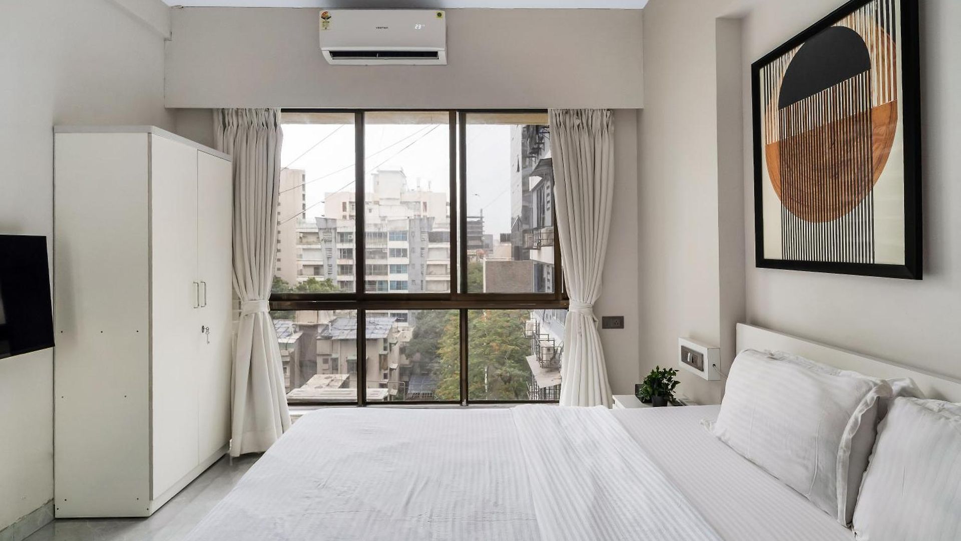 Homestay Ganga Jamuna Shared In A Private 3bhk In Bandra West By Squareone