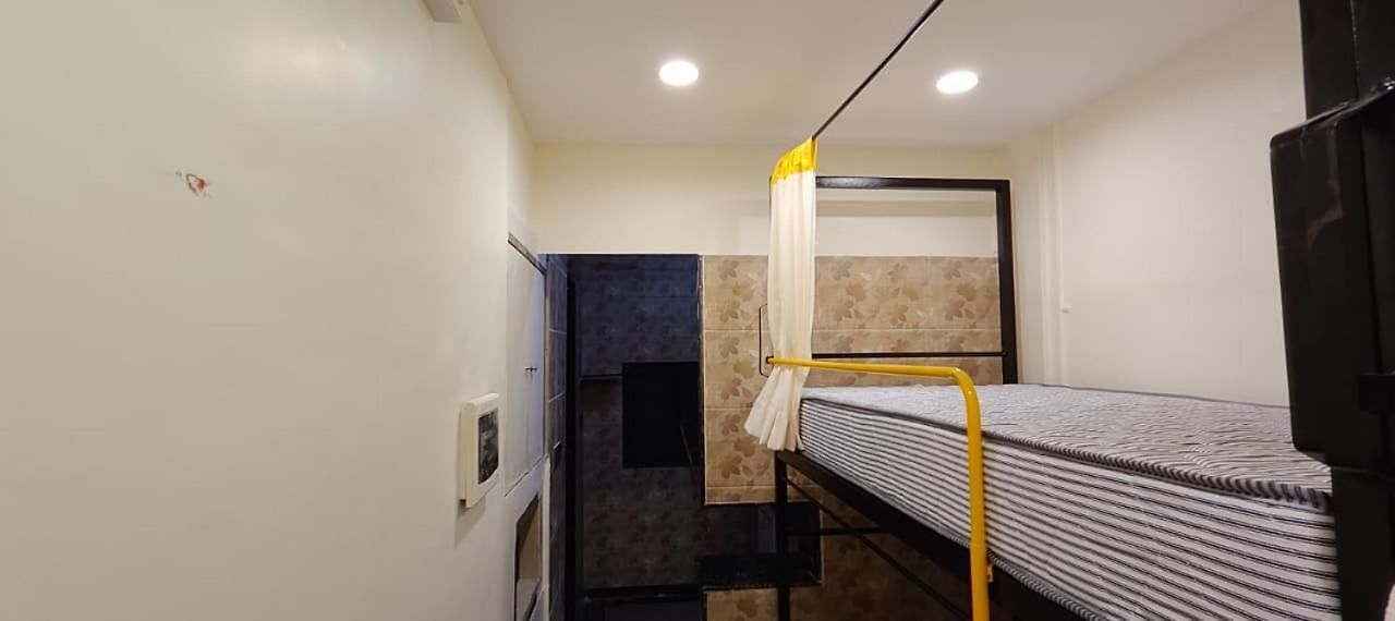 Zest 1059 - Santacuz Metro Station B1 Exit Hostel