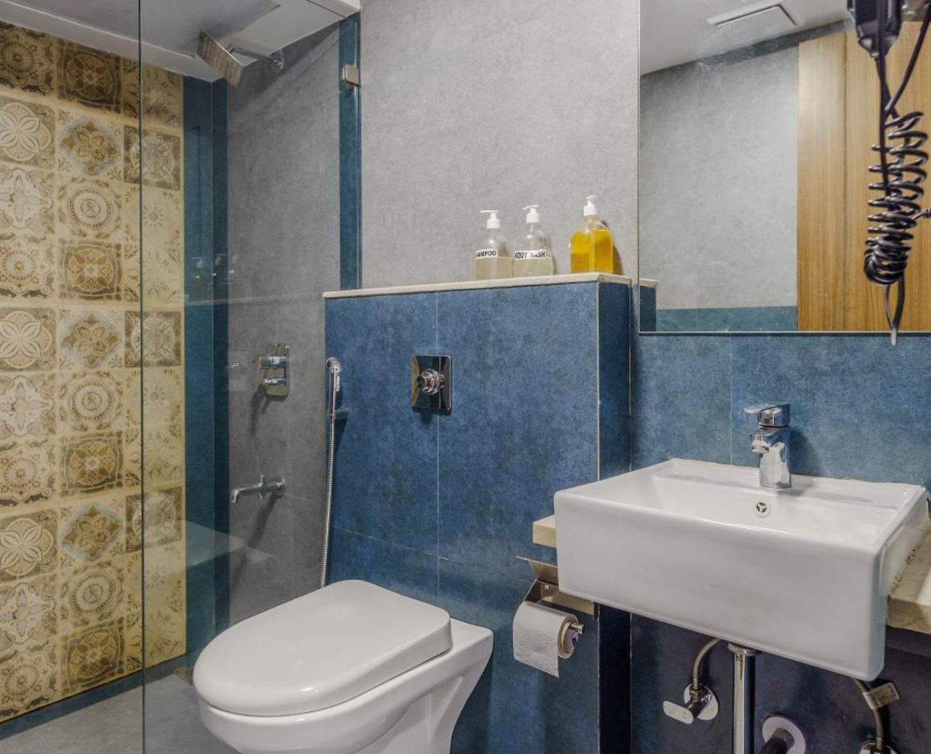 Zen B - Stylish Private In Shared 3bhk *