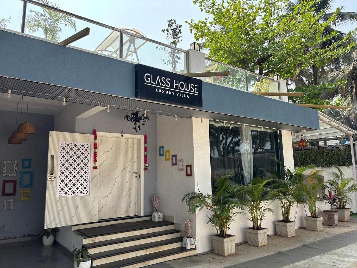 Glasshouse Luxury Villa, 4 Bed Private Pool Gorai