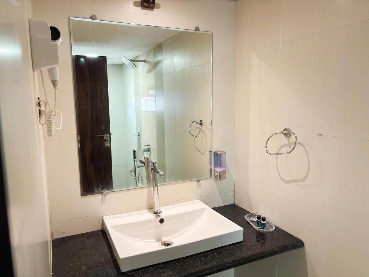 Glasshouse Luxury Villa, 4 Bed Private Pool Gorai *