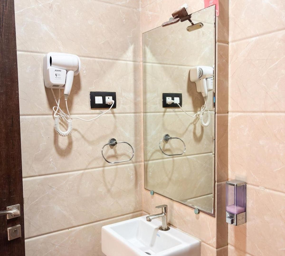 Glasshouse Luxury Villa, 4 Bed Private Pool Gorai