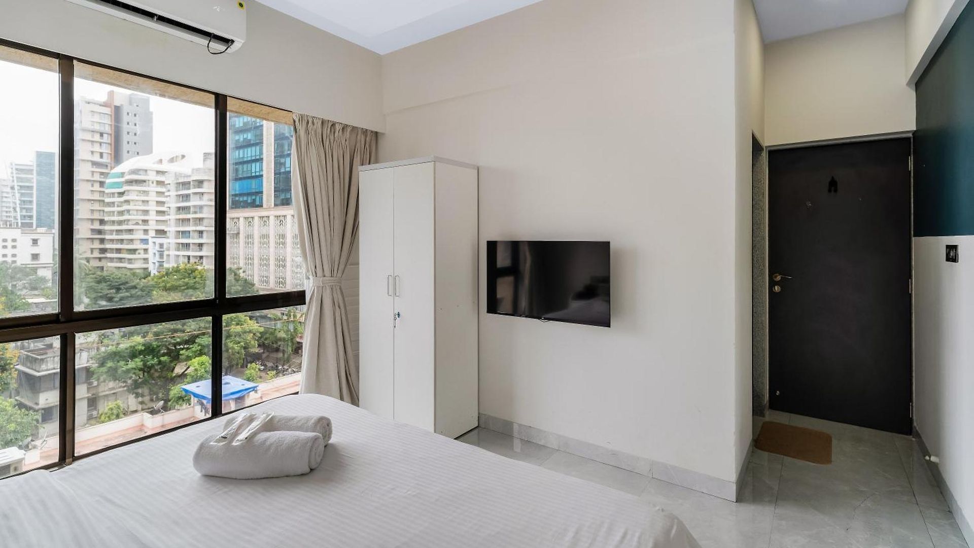 Ganga Jamuna Shared In A Private 3bhk In Bandra West By Squareone