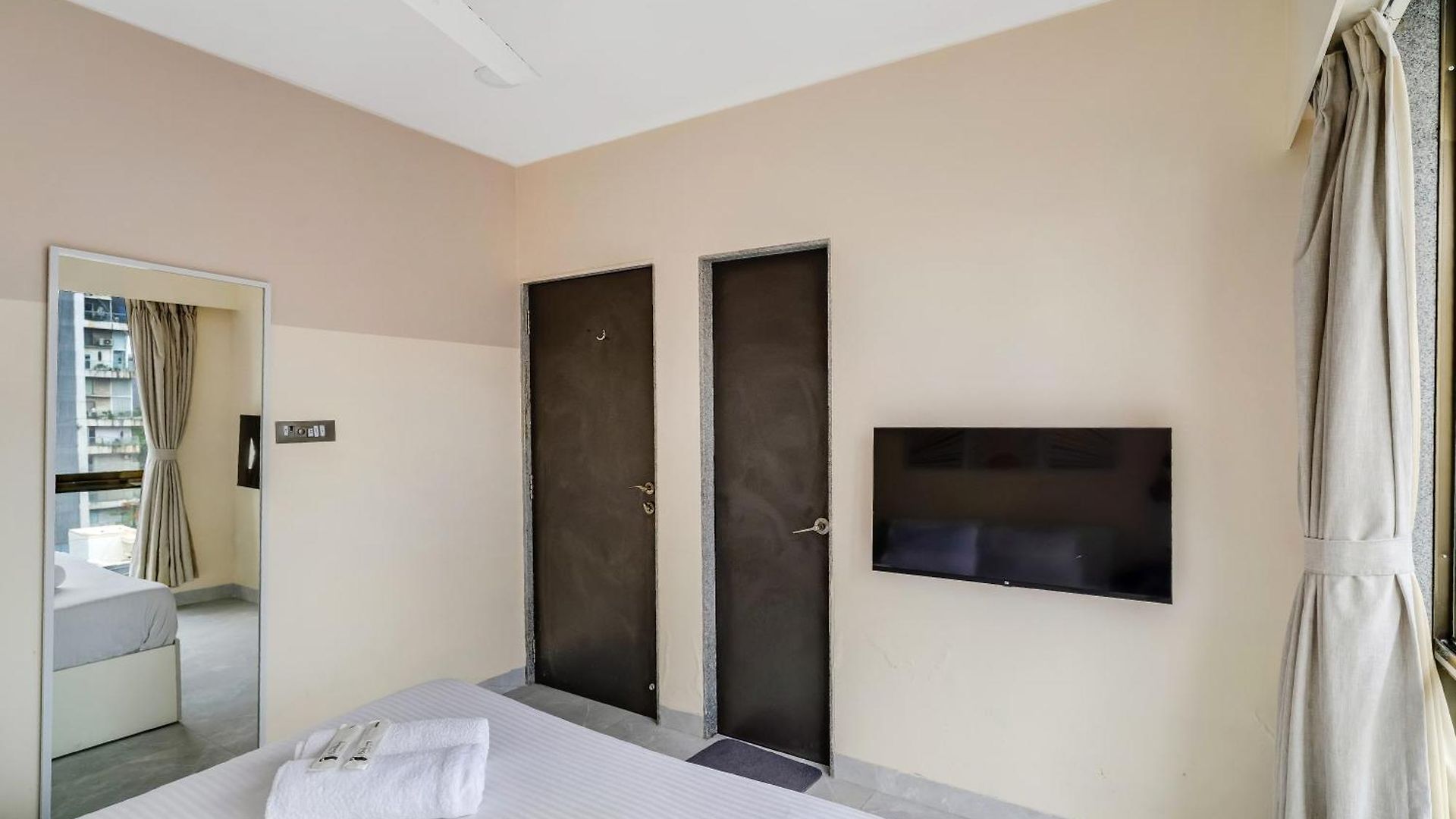 Ganga Jamuna Shared In A Private 3bhk In Bandra West By Squareone Homestay Mumbai