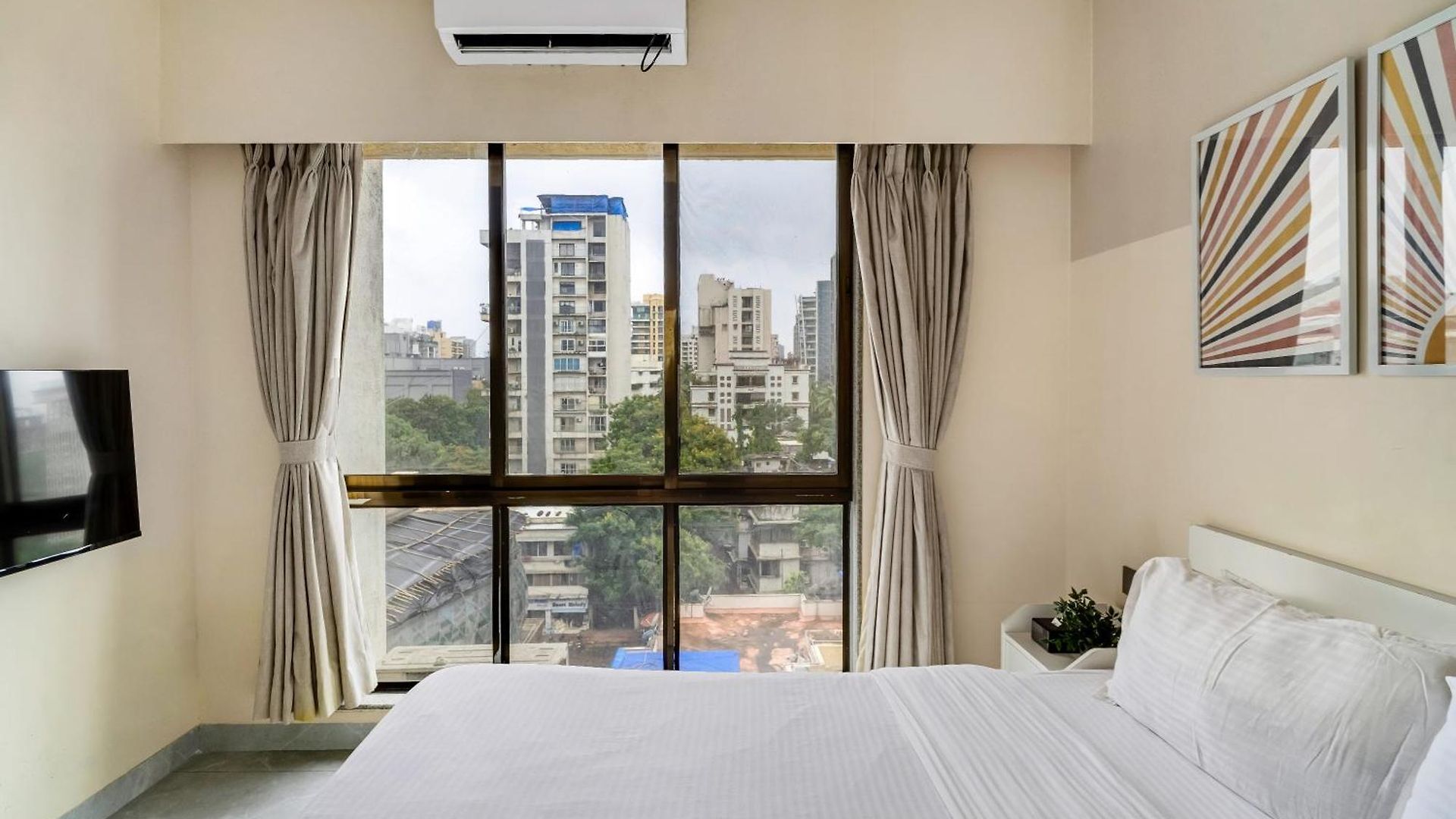 Ganga Jamuna Shared In A Private 3bhk In Bandra West By Squareone *