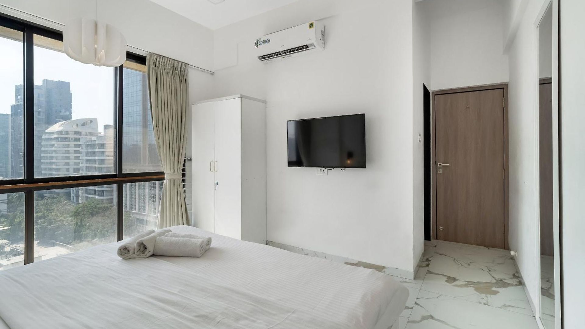 Ganga Jamuna Shared In A Private 3bhk In Bandra West By Squareone
