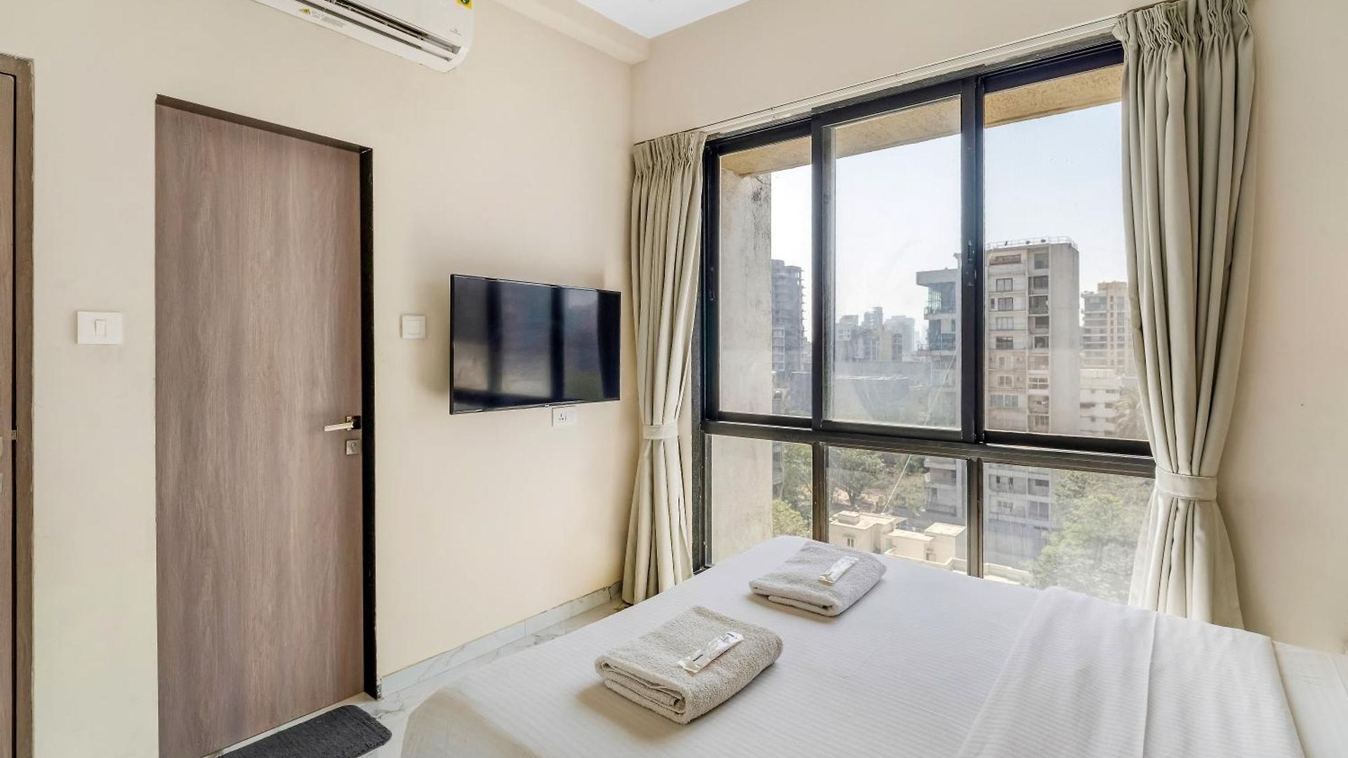 Ganga Jamuna Shared In A Private 3bhk In Bandra West By Squareone Homestay *
