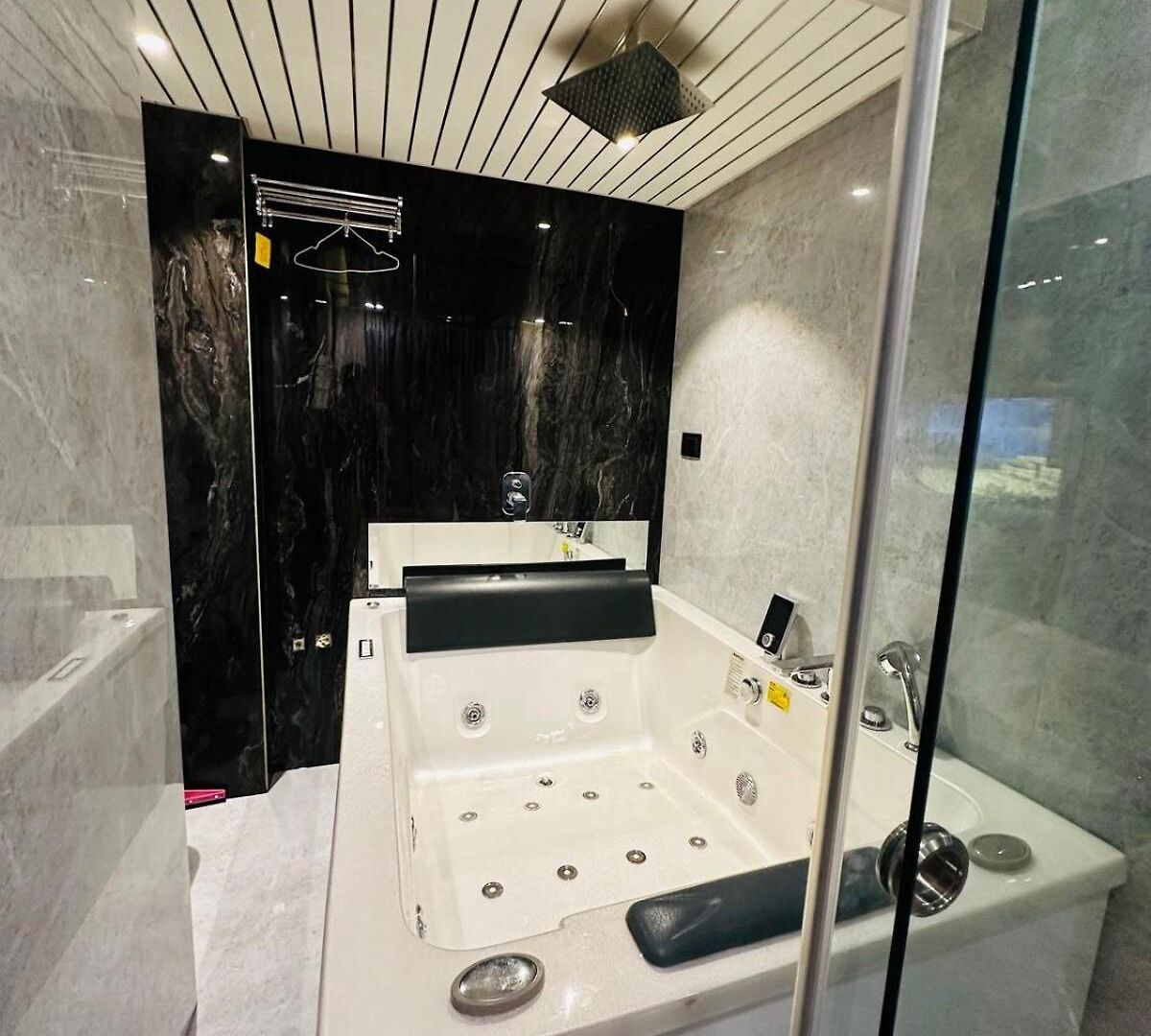 Rahul's Retreat Jacuzzi