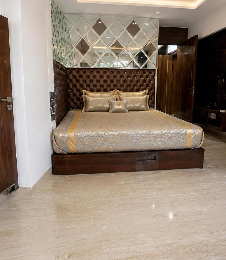 Apartment, 1 Bedroom With Bathroom Attached *