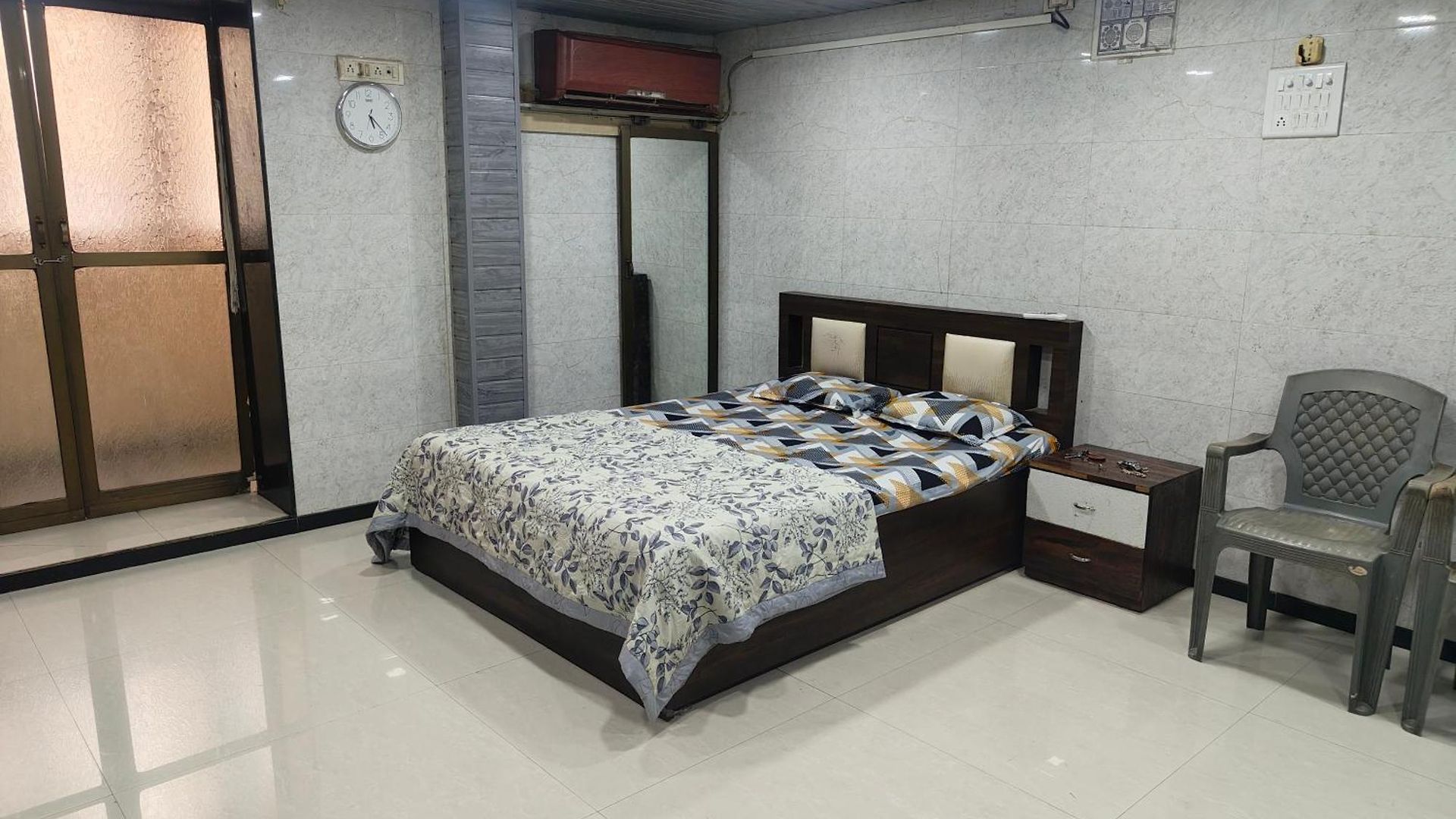 Lovely Spacious Big In Dongri 9 *
