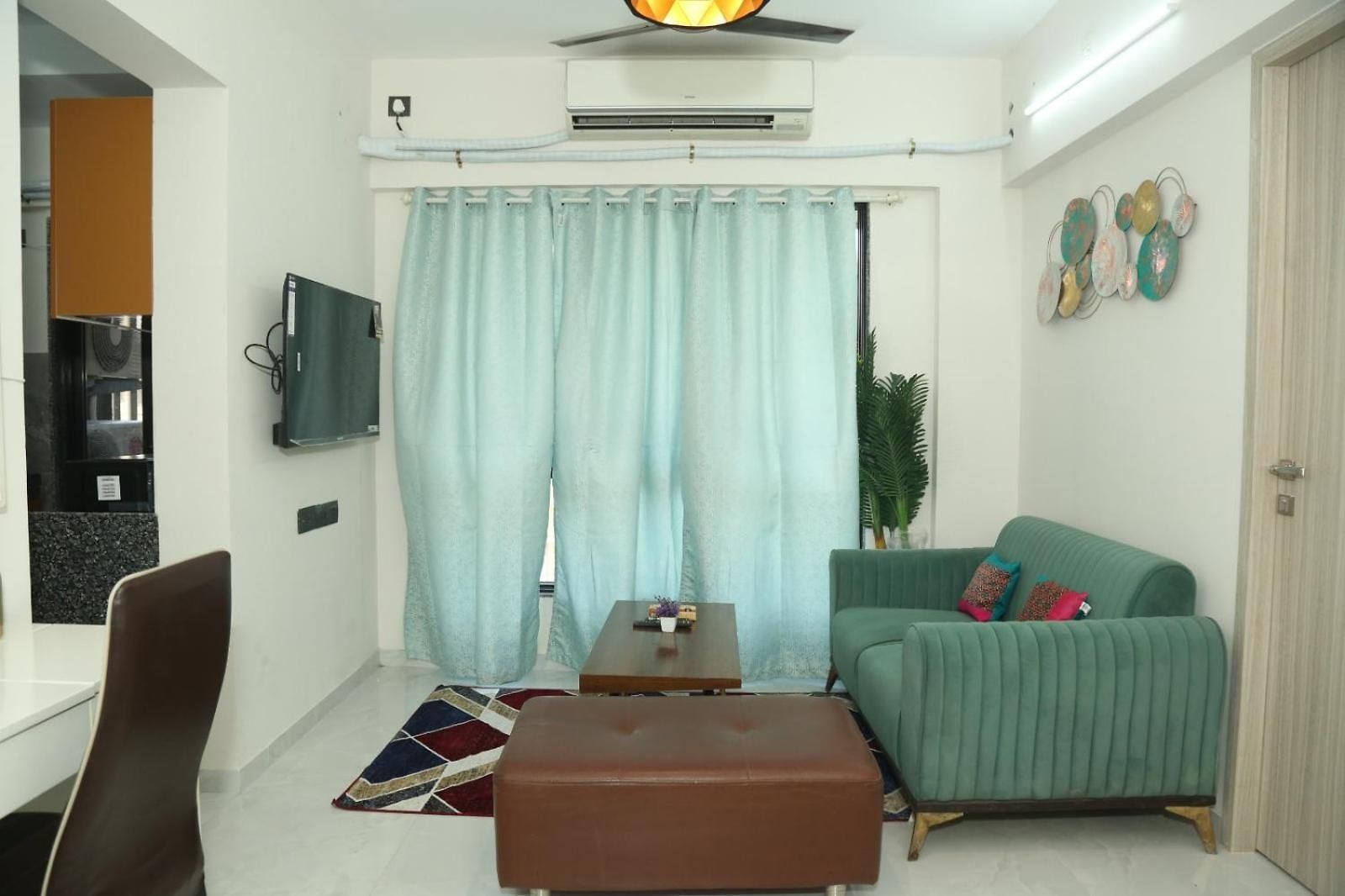 Ivy Downtown - 1 Bhk - Near Nesco And Sv Road