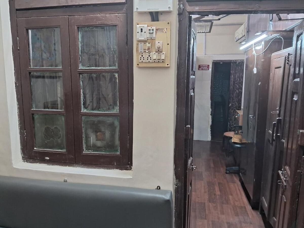 Alpha Business Men Ac Near Airport & Bkc *