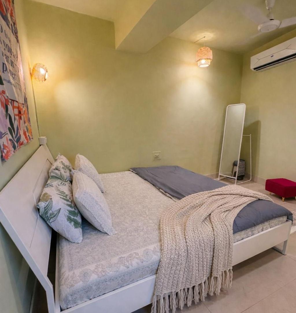 Pali Center, Bandra Calm Inside, Outside Apartment Mumbai