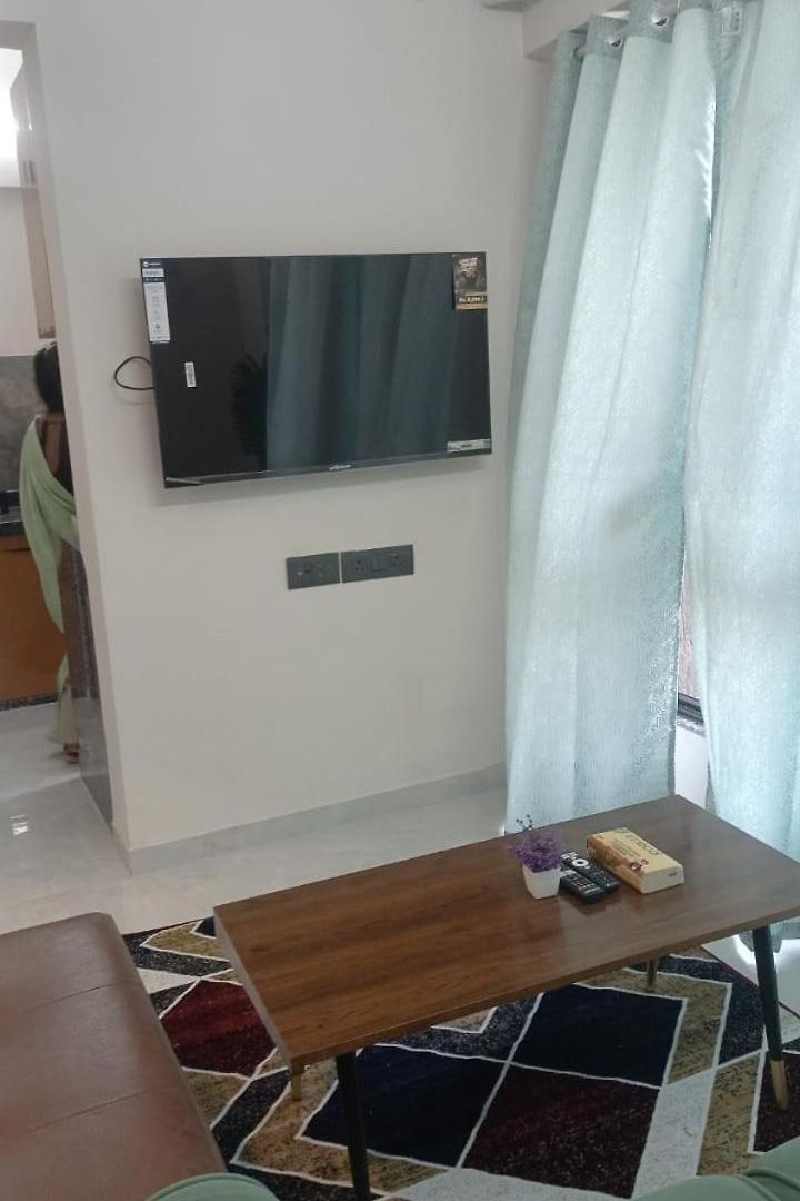 Apartment Ivy Downtown - 1 Bhk - Near Nesco And Sv Road