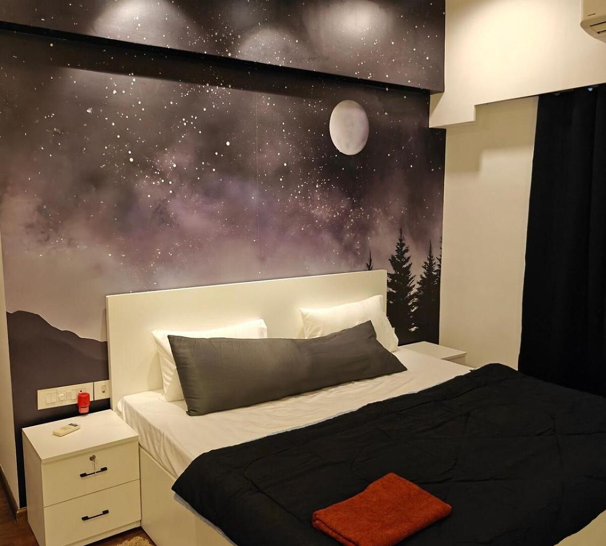 It's Black & White Apartment Mumbai