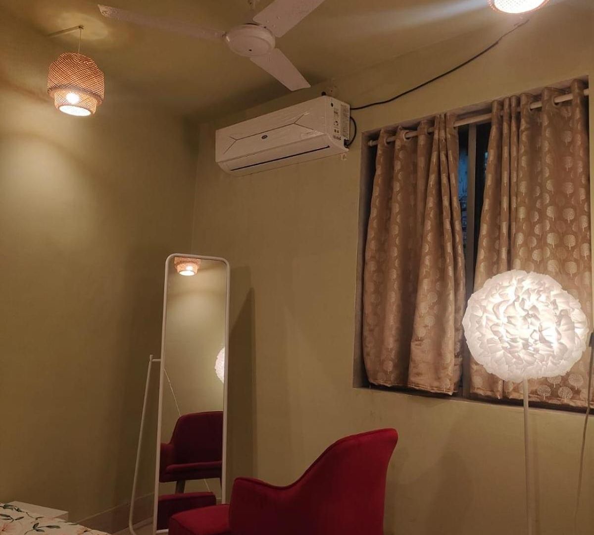 Pali Center, Bandra Calm Inside, Outside Apartment *