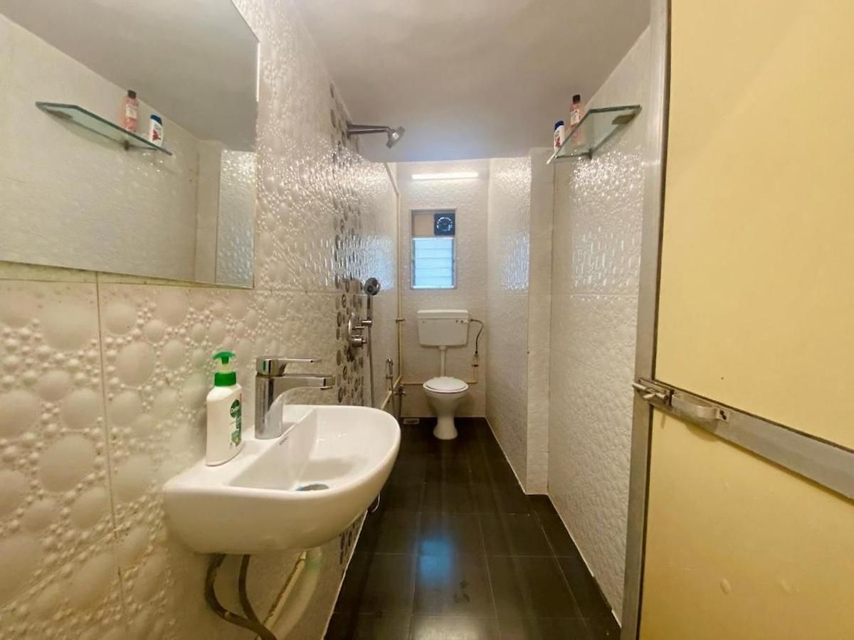 Spacious 1 Bed 2 Bath Bandra Balcony Wifi Mumbai