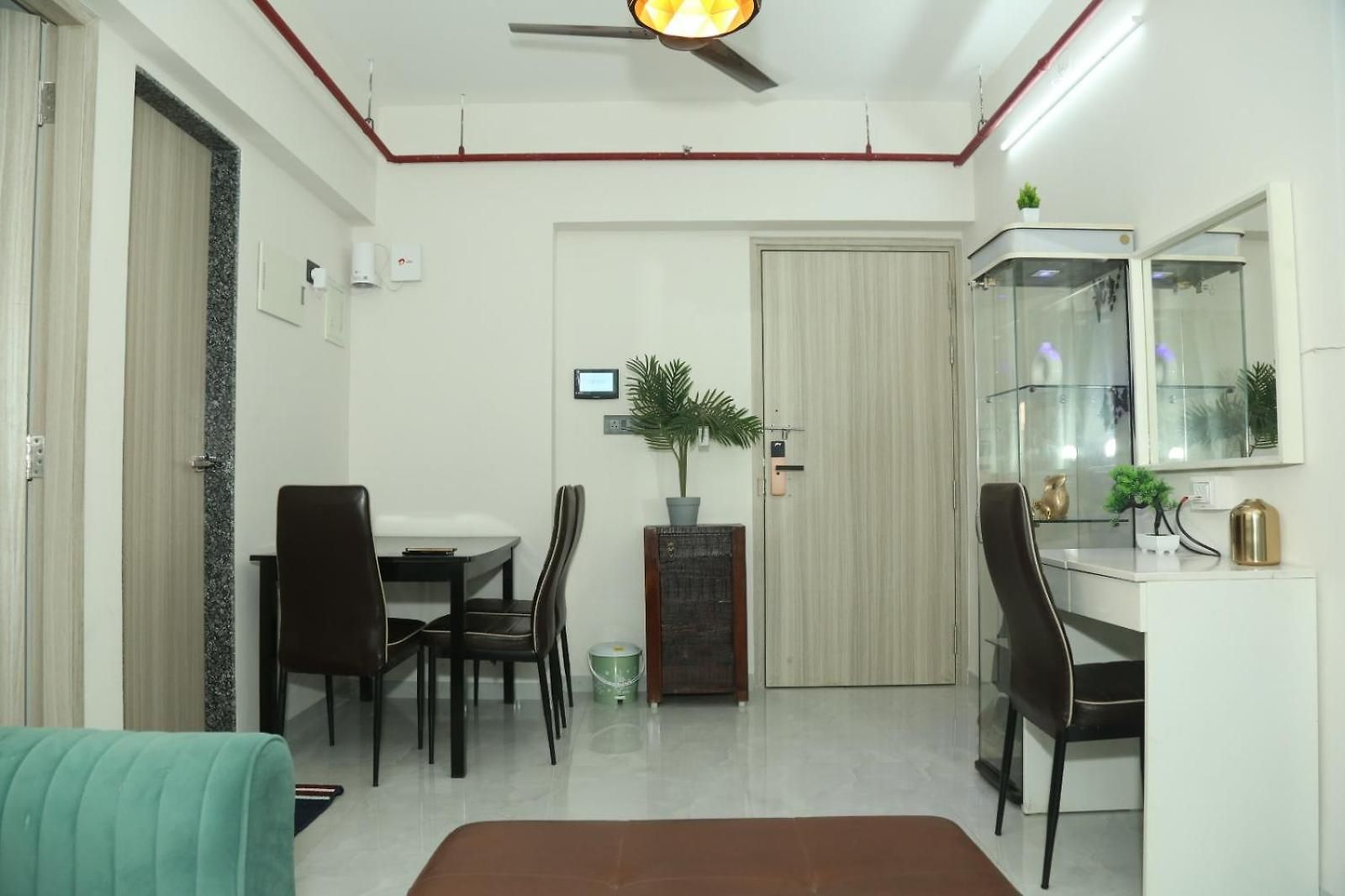 Ivy Downtown - 1 Bhk - Near Nesco And Sv Road Apartment